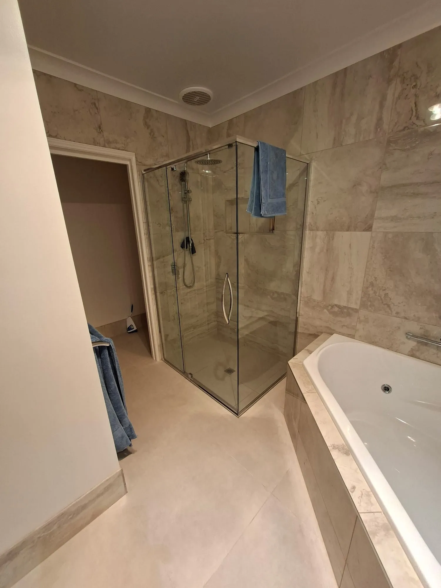 Shower and spa bath seen from the hallway